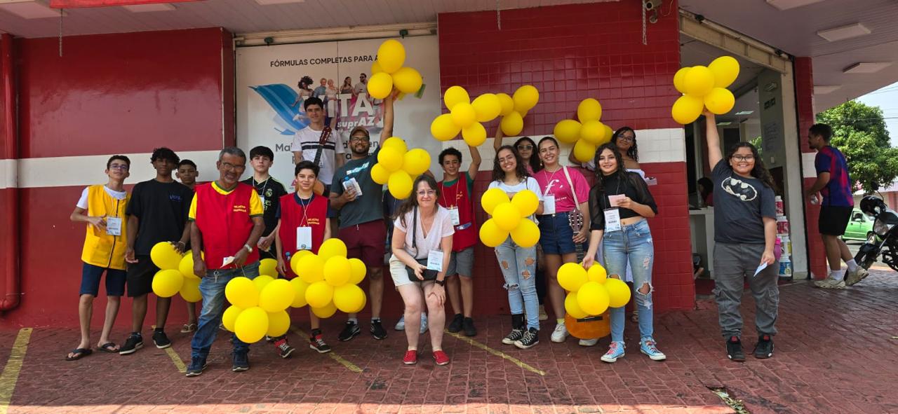 Crianças e responsáveis reunidos em atividade do Encontrinho