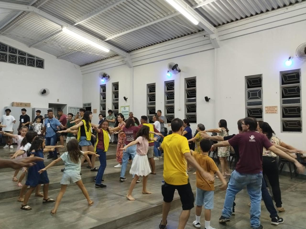 Adultos e crianças em uma dinâmica de integração